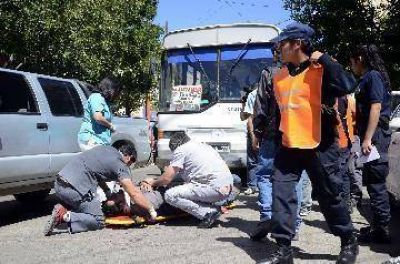 Par� a reclamar y lo embisti� un colectivo