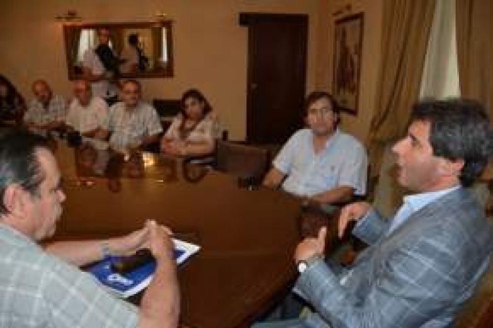 U�ac se reuni� con la Asociaci�n Vi�ateros Independientes