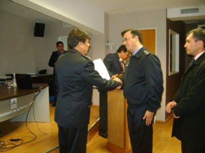 Concluy� capacitaci�n de la Polic�a de Santa Cruz