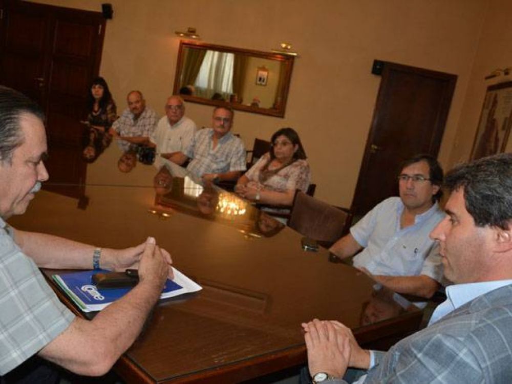 U�ac recibi� a Vi�ateros y prometi� a llevar sus pedidos a la Naci�n