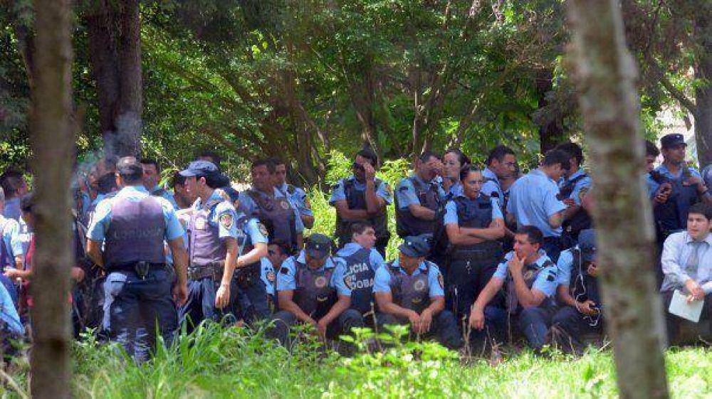 Polic�as aceptan la oferta y levantan la protesta