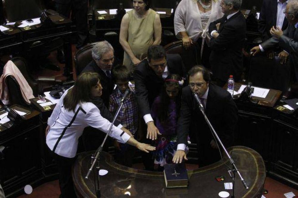Bronca en el kirchnerismo porque Massa le cop� los palcos