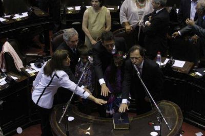 Bronca en el kirchnerismo porque Massa le cop� los palcos