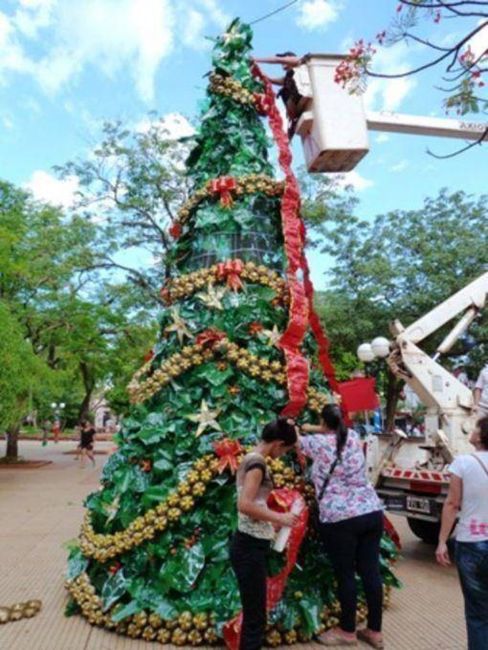 El esp�ritu navide�o lleg� a la Plaza 9 de Julio y copa los distintos barrios