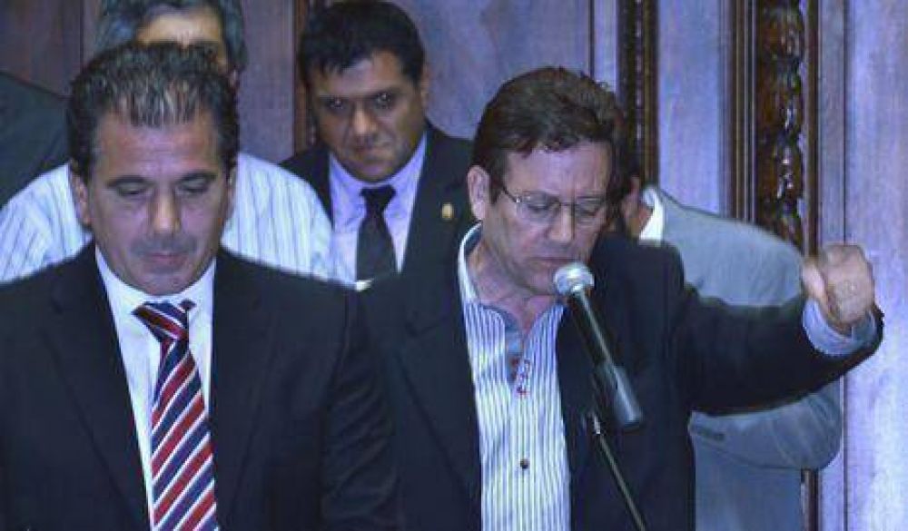 "Est�n pactando un paquete nefasto"
