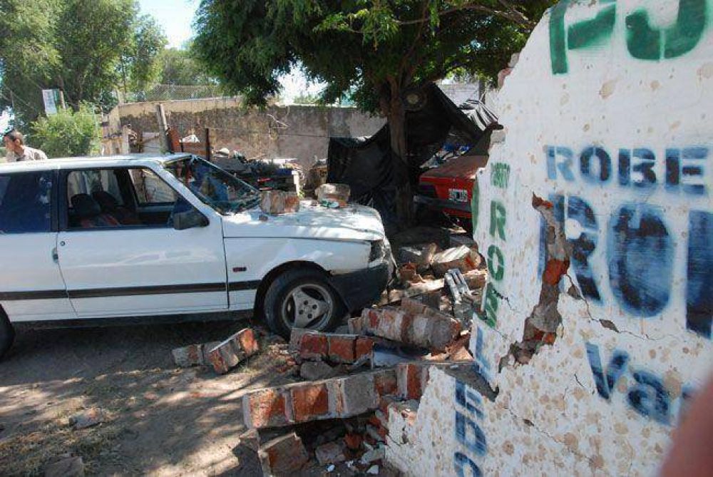 Se despist� y derrib� el tapial de una casa