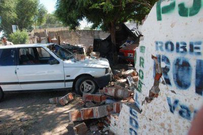 Se despist� y derrib� el tapial de una casa