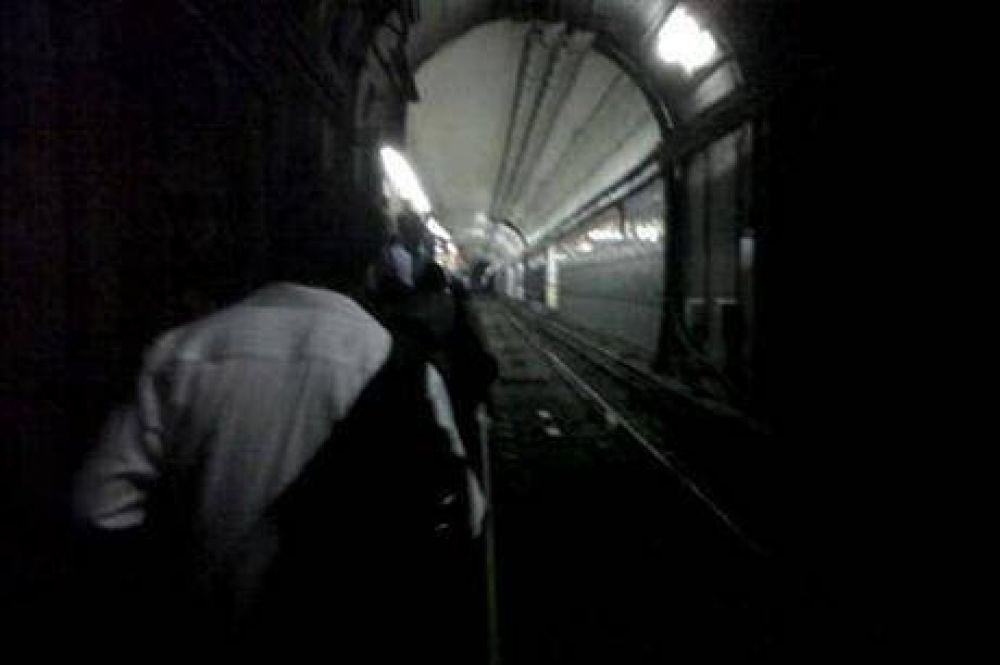 Por una falla del subte, la gente tuvo que caminar por las v�as