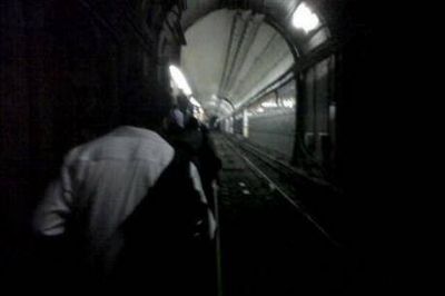 Por una falla del subte, la gente tuvo que caminar por las v�as