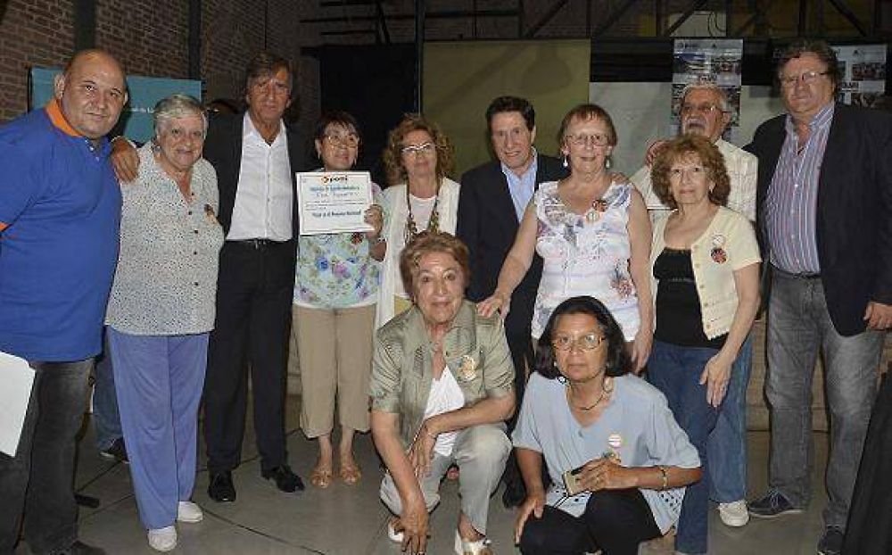 D�AZ P�REZ COMPARTI� CON ABUELOS UNA JORNADA DE LECTURA Y ESPARCIMIENTO