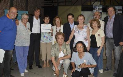D�AZ P�REZ COMPARTI� CON ABUELOS UNA JORNADA DE LECTURA Y ESPARCIMIENTO