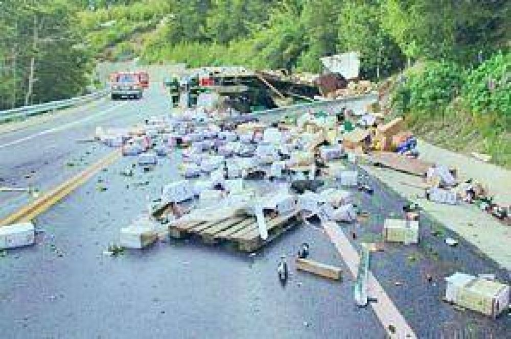 Ruta de los 7 lagos: Impresionante accidente con heridos leves