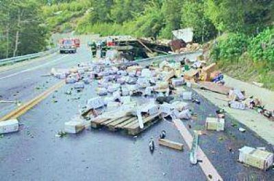 Ruta de los 7 lagos: Impresionante accidente con heridos leves