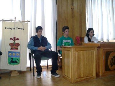 Alumnos del colegio Castex recrearon juicio por asesinato