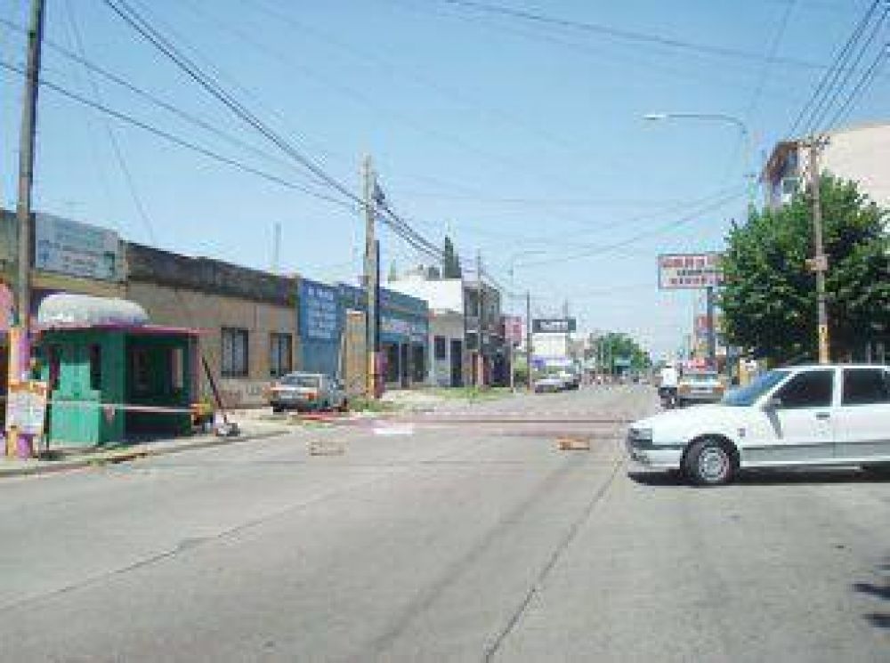 Comerciantes de 12 de Octubre cortaron la avenida en reclamo por la falta de luz