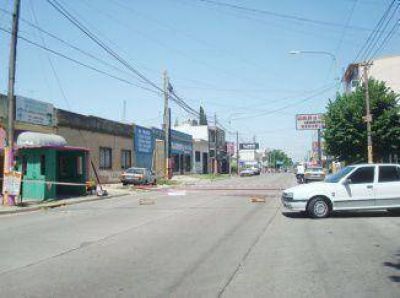 Comerciantes de 12 de Octubre cortaron la avenida en reclamo por la falta de luz