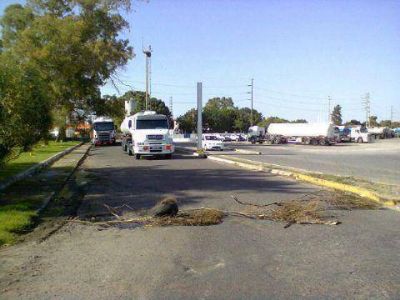 Extrabajadores de la Refiner�a cortan el ingreso y egreso de camiones