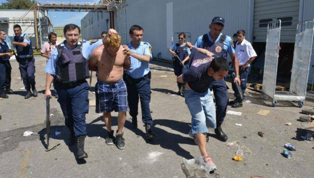 Comerciantes les dieron batalla a los saqueadores