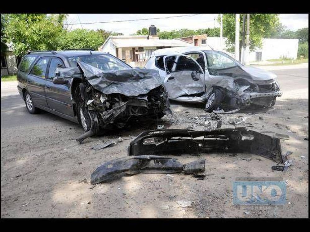 Impresionante choque con tres heridos en el ingreso a Paran�
