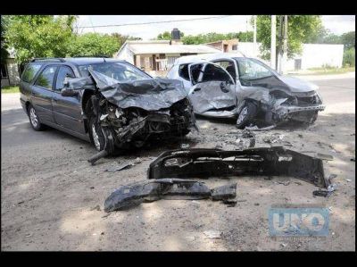 Impresionante choque con tres heridos en el ingreso a Paran�