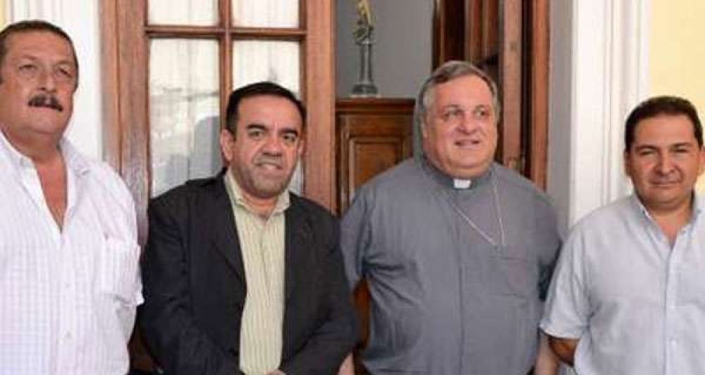 El ministro Walter Flores visit� al obispo Colombo