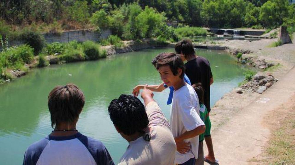 El cuerpo de un adolescente apareci� flotando en el r�o Muerto