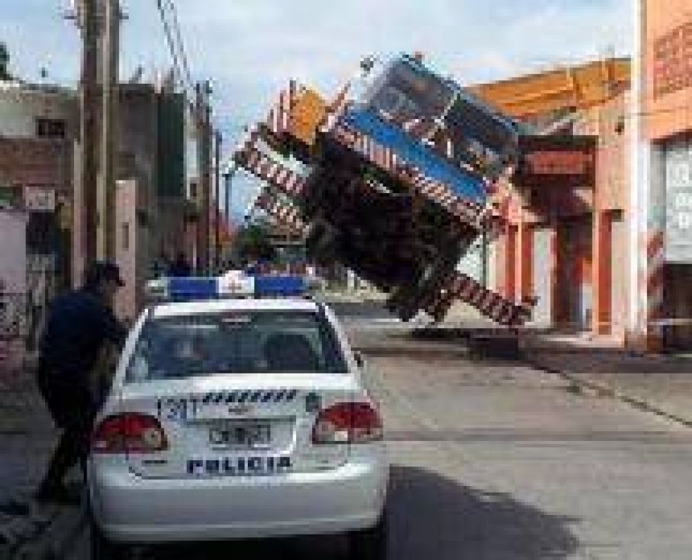 Salta: Una gr�a volc� cuando intentaba levantar un contenedor