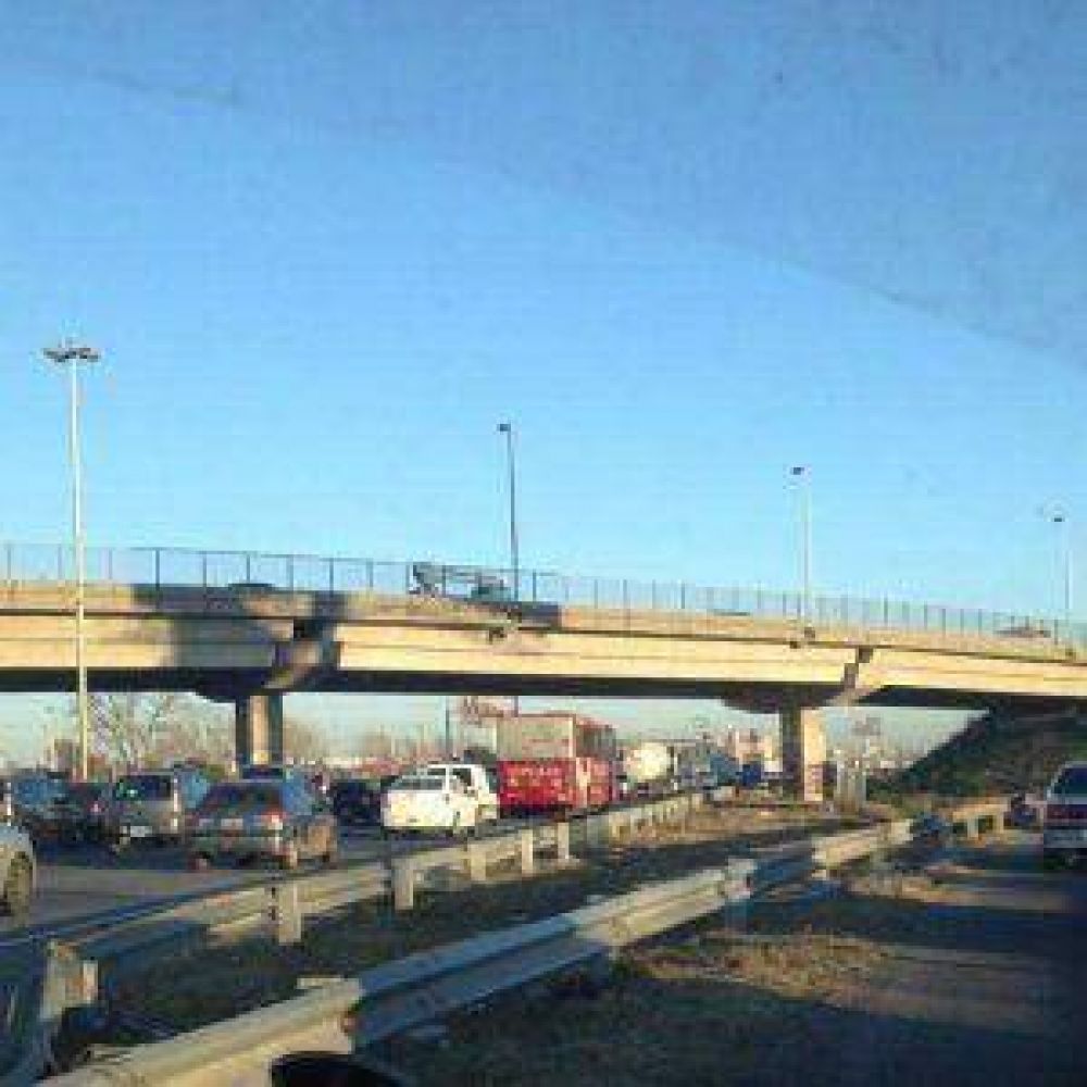 Contin�a el corte en el ramal Guti�rrez de la Autopista en El Pato