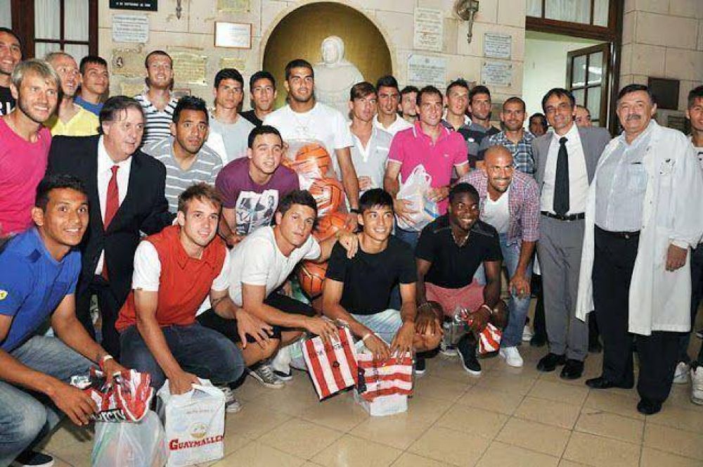 Ver�n y el plantel del Pincha visitaron el Hospital de Ni�os