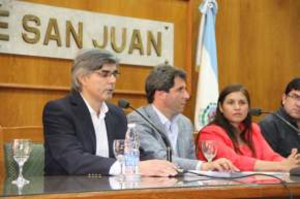 Entregaron subsidios, aud�fonos y un viaje para 18 chicos con capacidades especiales