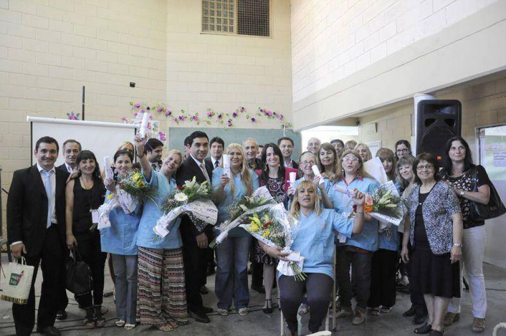 INTERNAS DE LA UNIDAD 33 DE LA PLATA SE RECIBIERON DE AUXILIARES EN ENFERMER�A