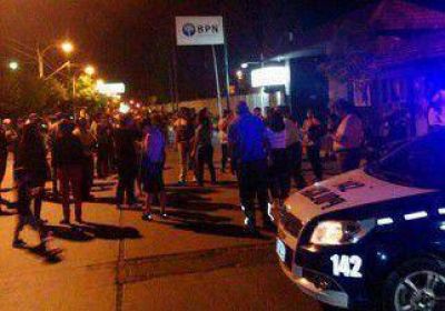 Contin�a el reclamo de uniformados frente a la Jefatura de la Polic�a 