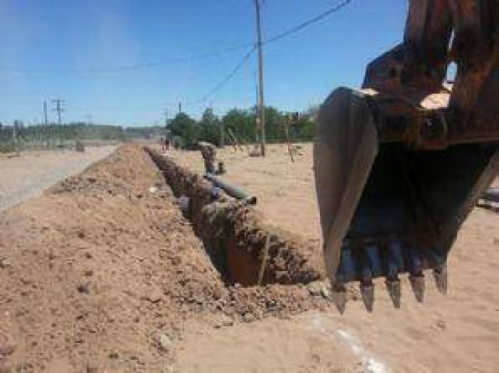 Los Hornos: Empezaron a ejecutar obra para llevar agua potable a 200 familias