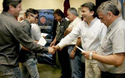 Quilmes: Intendente Guti�rrez entreg� certificados para egresados del centro Felipe Vallese