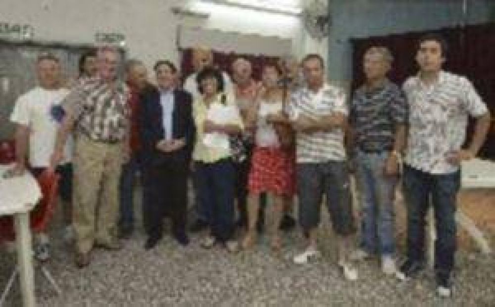 D�az P�rez, junto a los vecinos de Villa de los Industriales