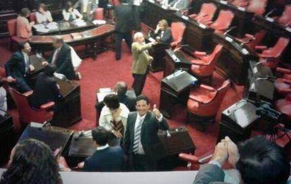 Juan Curuchet asumi� en el Senado y dijo estar �muy comprometido� con su nueva funci�n