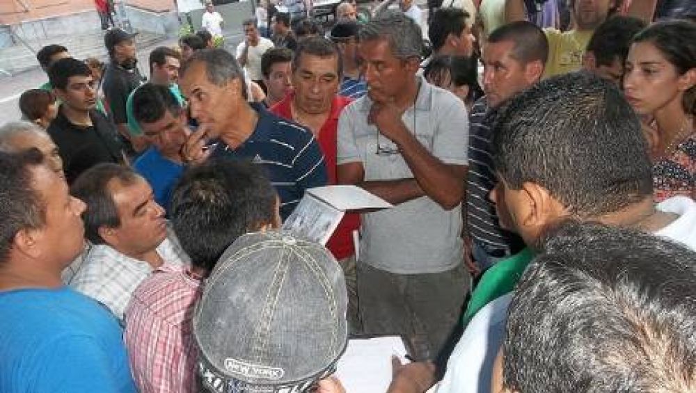 Polic�as piden 13 mil pesos de b�sico