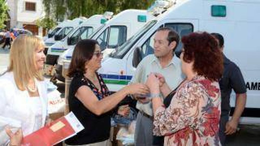Luc�a entreg� otras cuatro ambulancias