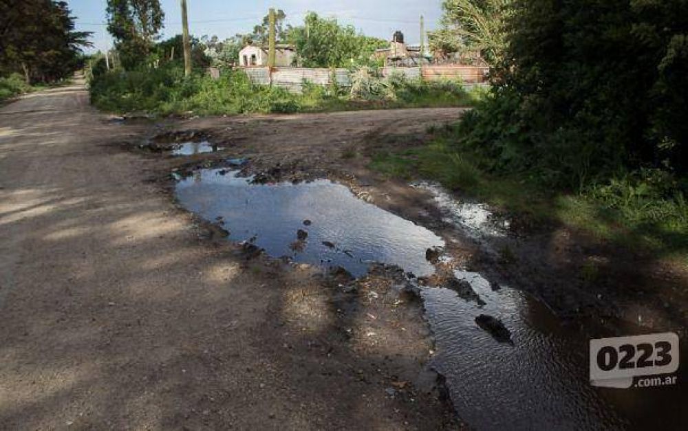No les arreglan las calles y amenazan con cortar la ruta