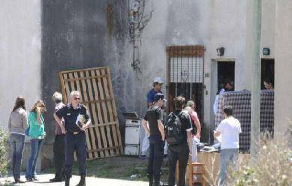 Con un mega operativo de seguridad, desalojaron a una familia de la casa de Roca 837
