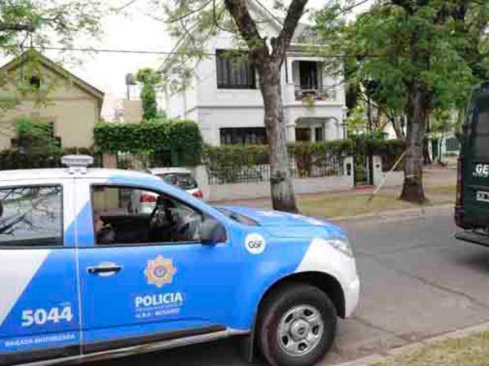 Un polic�a ten�a un arma con la que habr�an atacado la casa de Bonfatti
