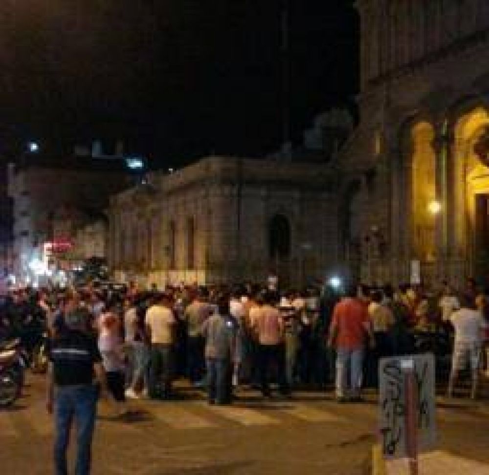 Polic�as autoconvocados de La Rioja amenazan con acuartelarse