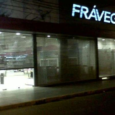 Due�os de locales c�ntricos se defienden solos de los saqueos