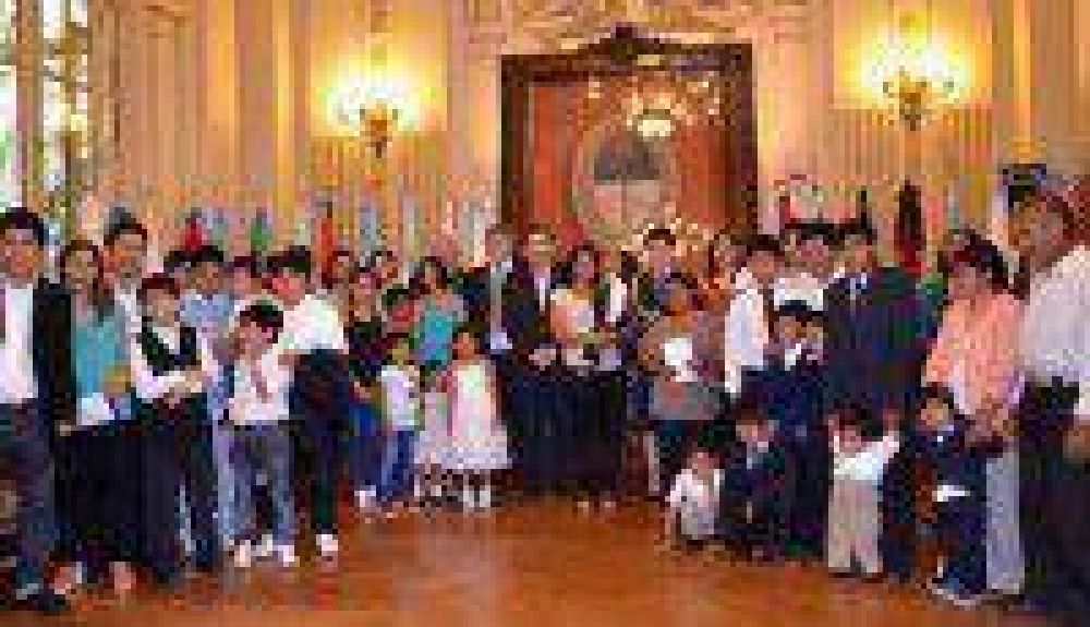 Familias juje�as recibieron medallas y subsidios
