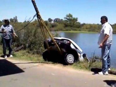 Un auto cay� a un arroyo y cinco j�venes salvaron milagrosamente sus vidas 