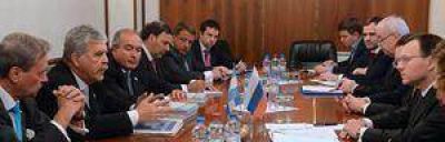 Jos� Strada junto a De Vido en Rusia y China 