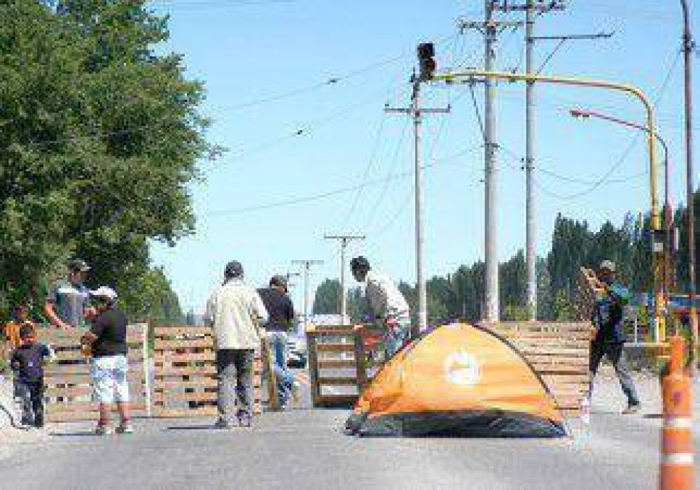 El intendente de Fern�ndez Oro y la Polic�a liberaron la ruta chica