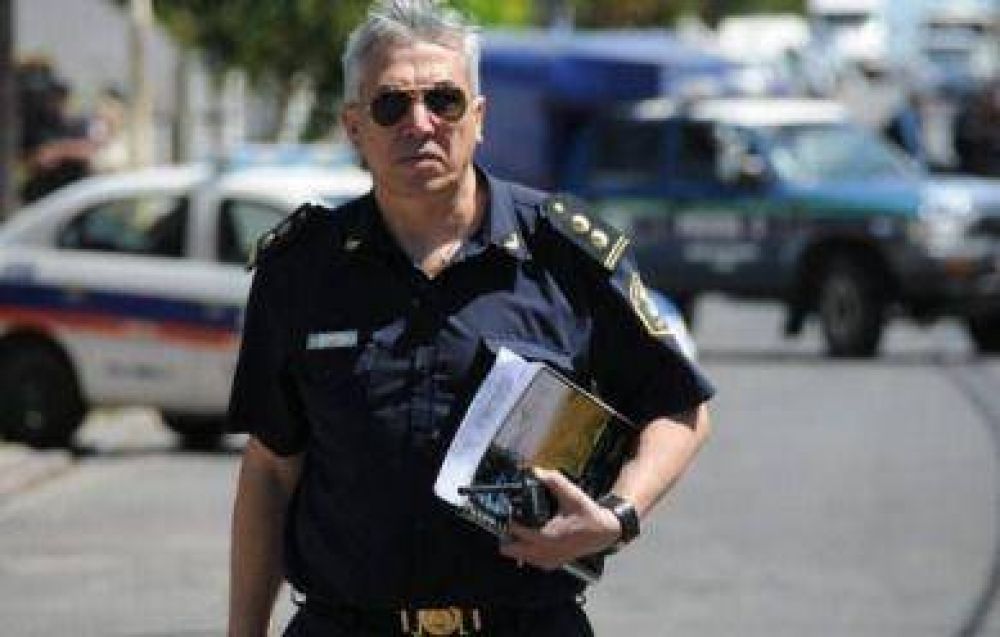 El comisario Carlos Villegas se arroj� al lago para rescatar a una mujer con intenciones suicidas