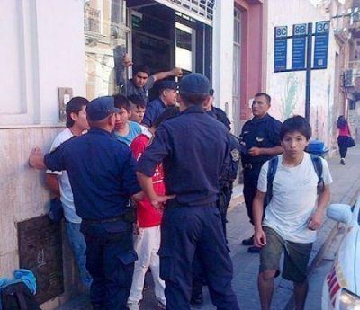 Violenta detenci�n de 4 j�venes en el centro