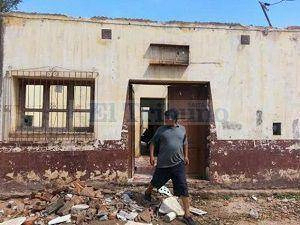 Embarcaci�n est� devastada luego del tornado y temen saqueos